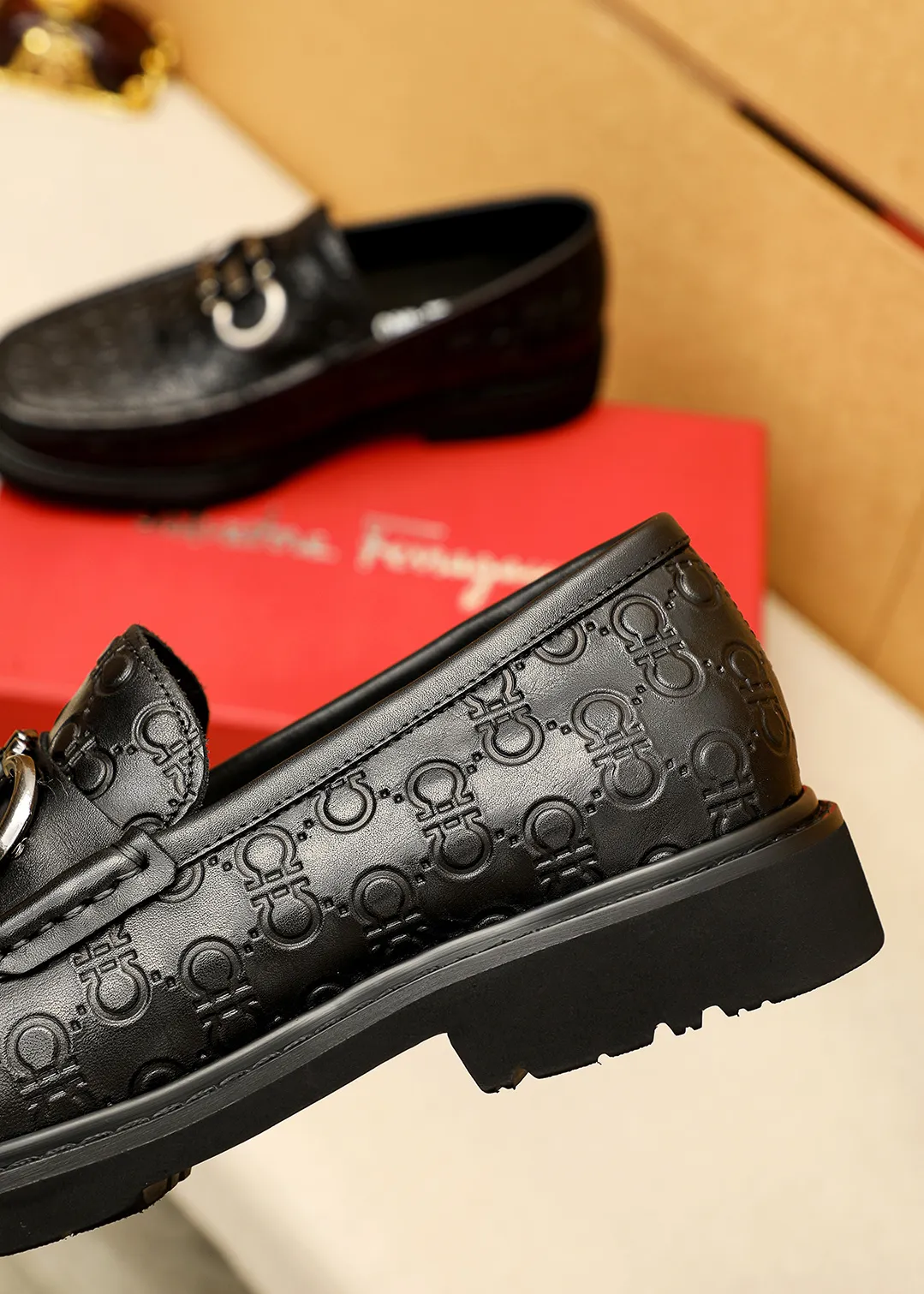 Men's shoes 💰520 💐 Product trademark: Ferragamo "Ferragamo" casual leather shoes Regular size: 38-44 (45.46🉑️customized) Product materials: Selected imported first-layer calfskin embossed upper + original hardware buckle, imported water-dyed cow leather lining. Strong three-dimensional visual effect, original outsole color: 1⃣️color optional